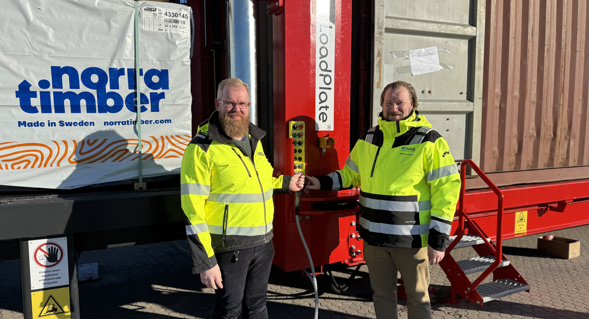 Jonas Ström från Norra Timber och Mattias Lindholm från INAB lastar den första containern via den nya load platen på Umeå kombiterminal.