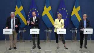 Kvinna håller i paket